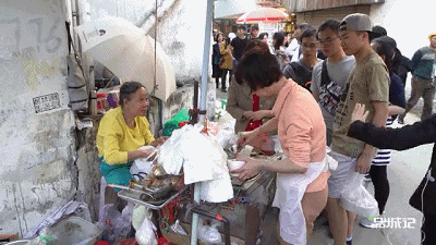 △ 如今，“阿婆牛杂”已成了遍布广州的连锁小吃店。（图/@品城记Video）