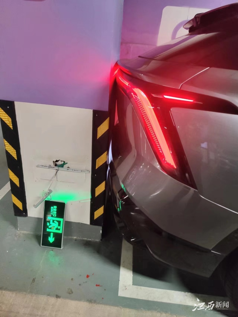 ▲使用自动泊车后，饶先生的汽车撞向墙柱。