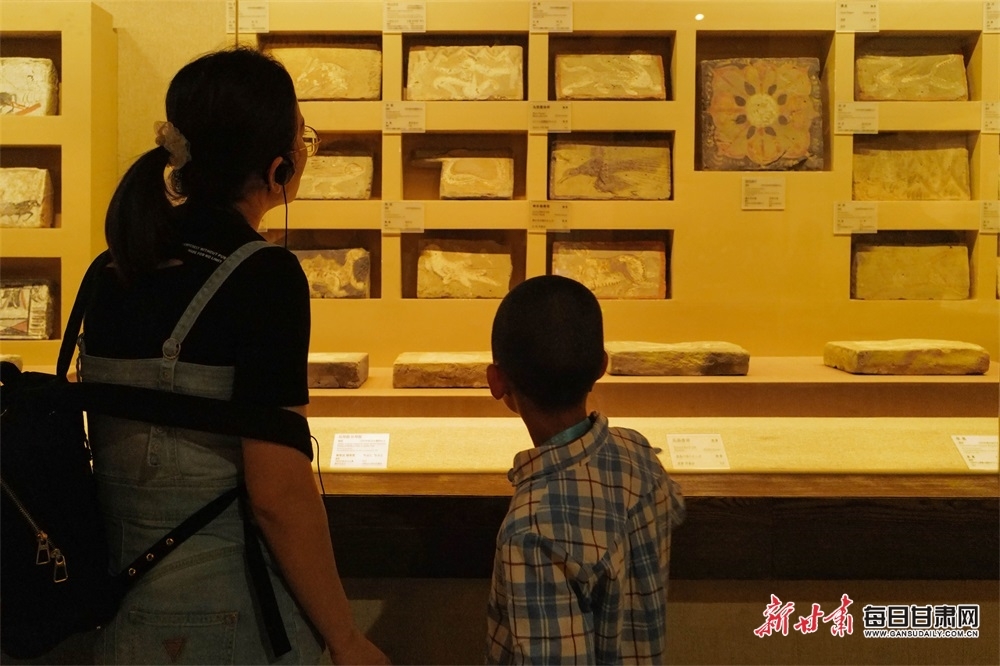 9月13日，游客走进敦煌市博物馆参观，了解敦煌历史，感受丝路文化的魅力。