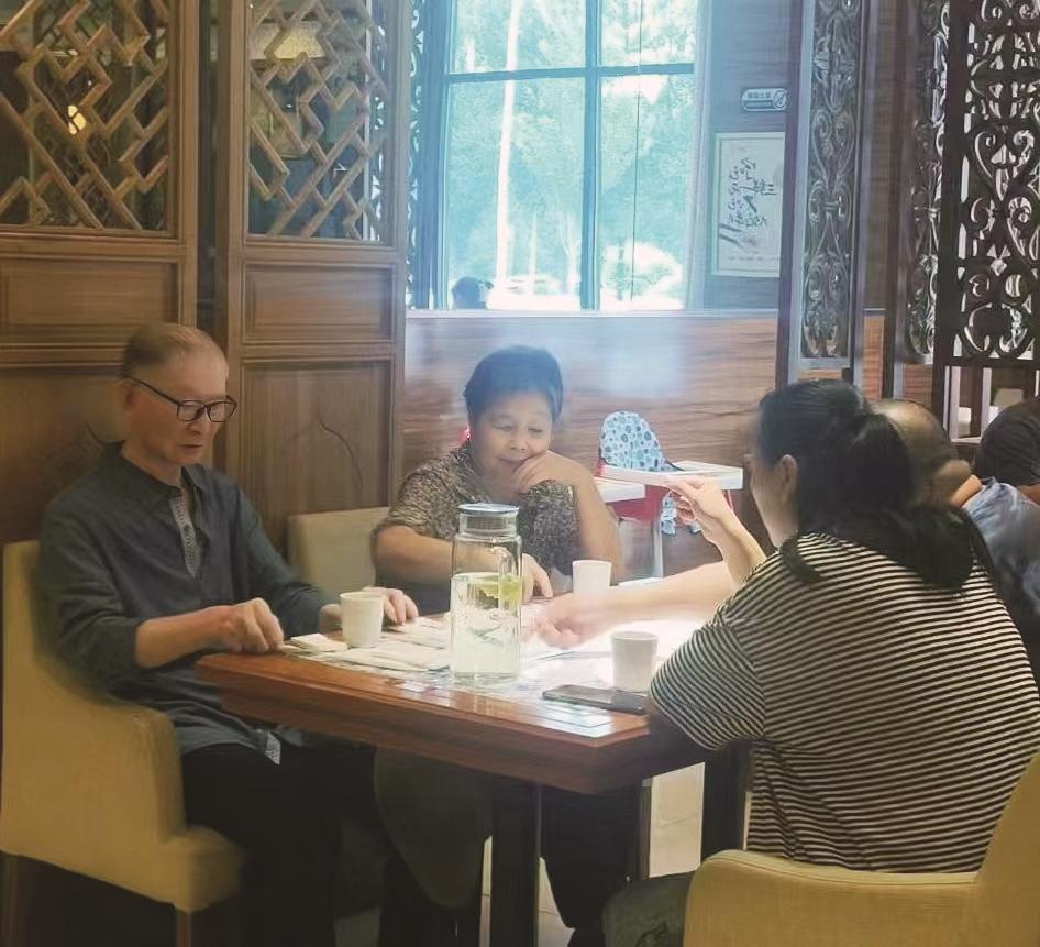 每逢节假日，很多老年人选择到敬老餐厅吃饺子。 本报记者 于悦 摄