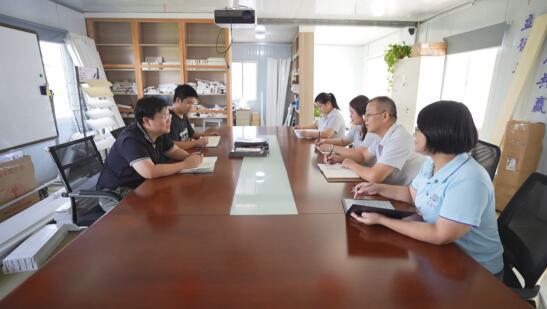 共青城市高新区经济运行局工作人员向企业了解生产经营情况