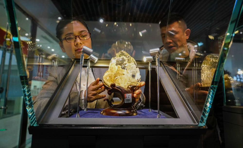 中国东海水晶城的一家商户在陈列水晶制品（资料照片）。新华社记者 季春鹏 摄