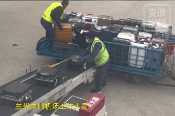 游客点赞兰州机场：原来不扔不摔也可以装卸行李