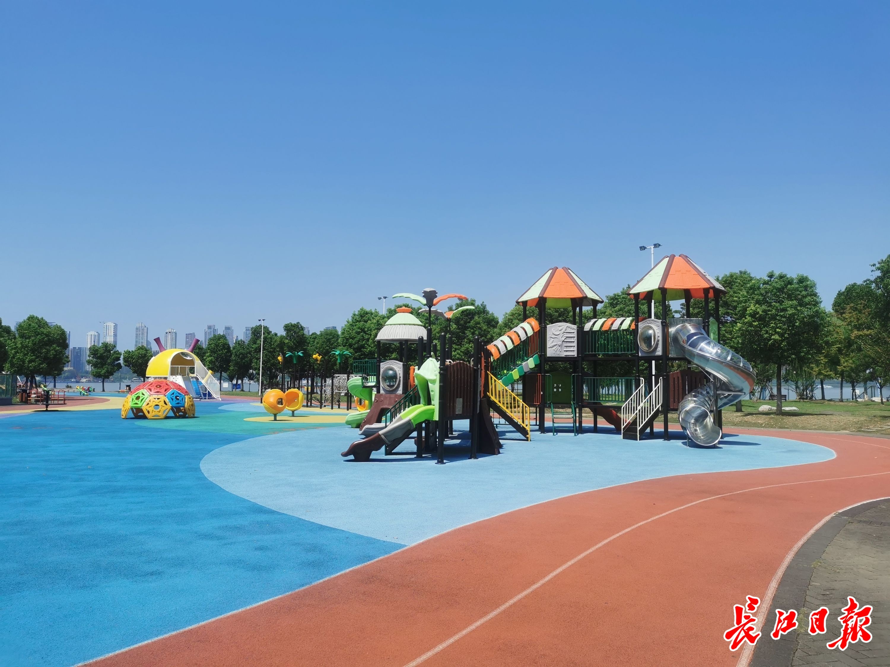武昌江滩五期内设儿童游乐设施。记者宋磊 摄