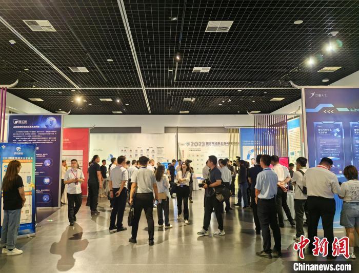 图为与会嘉宾参观网络安全宣传展馆。记者 刘鹏 摄