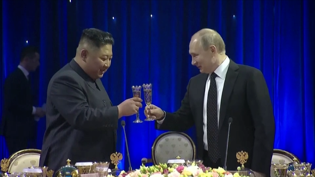 时隔4年再聚首,普京与金正恩以“武”会友,俄朝两国有“抱团取暖”之意_凤凰网视频_凤凰网