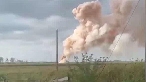 美国一运化学品列车爆炸，冒出大量有毒烟雾
