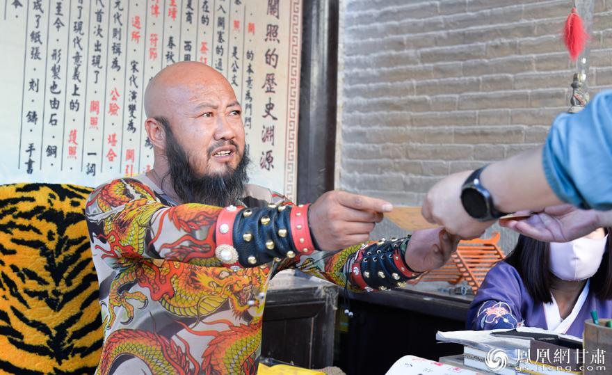 “关长”向游客颁发“关照”