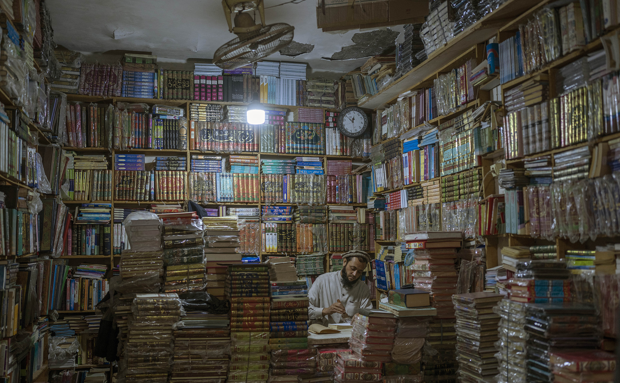 当地时间2021年11月22日，阿富汗喀布尔的一家书店。