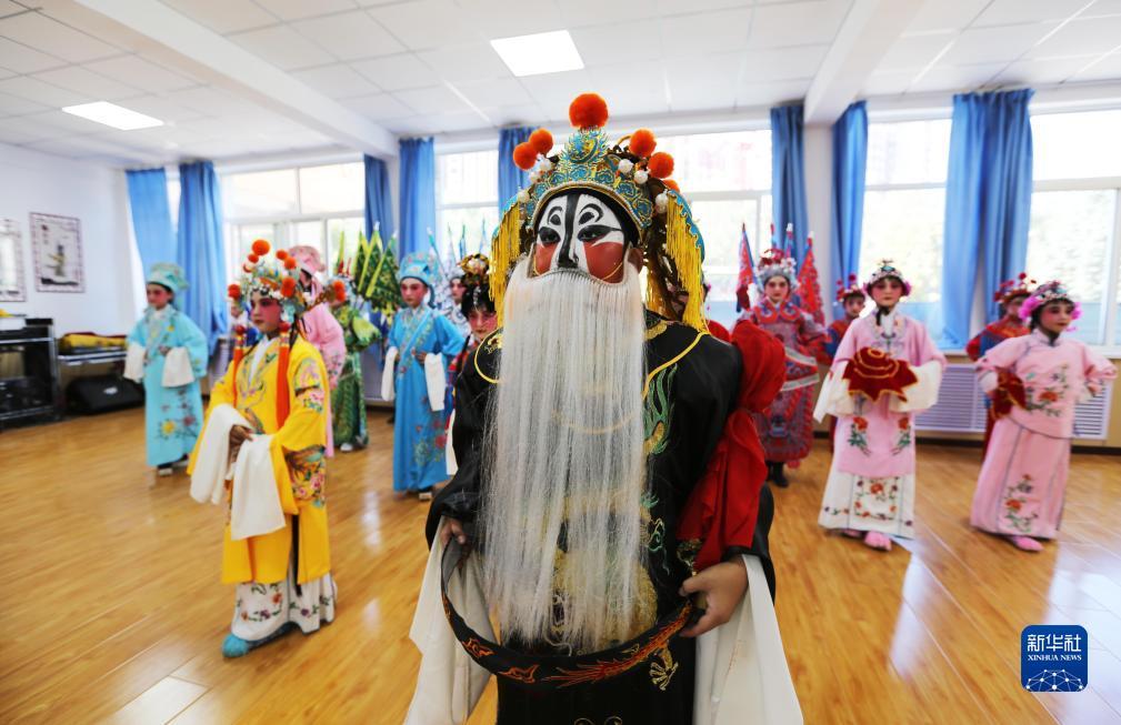 9月13日，在甘肃省定西市安定区福台小学，戏曲社团的学生们在排练《秦腔联唱》。