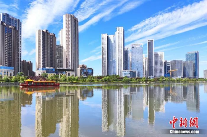2020年8月，北京国际财富中心外的通州运河景象。杨可佳 摄
