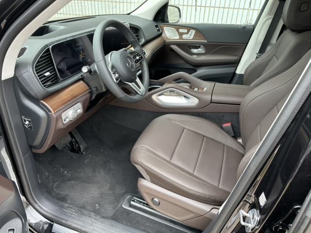 23款奔驰gls450内饰可选高等真皮以及实木真皮组合,包括桉木内饰,纵纹