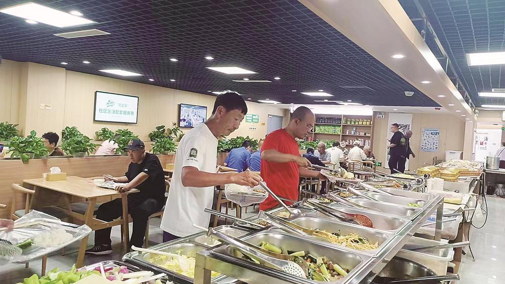光明社区敬老餐厅开业一年，成为样板餐厅，多次迎来全国各地民政部门和养老企业参观调研。 （光明社区敬老餐厅供图）