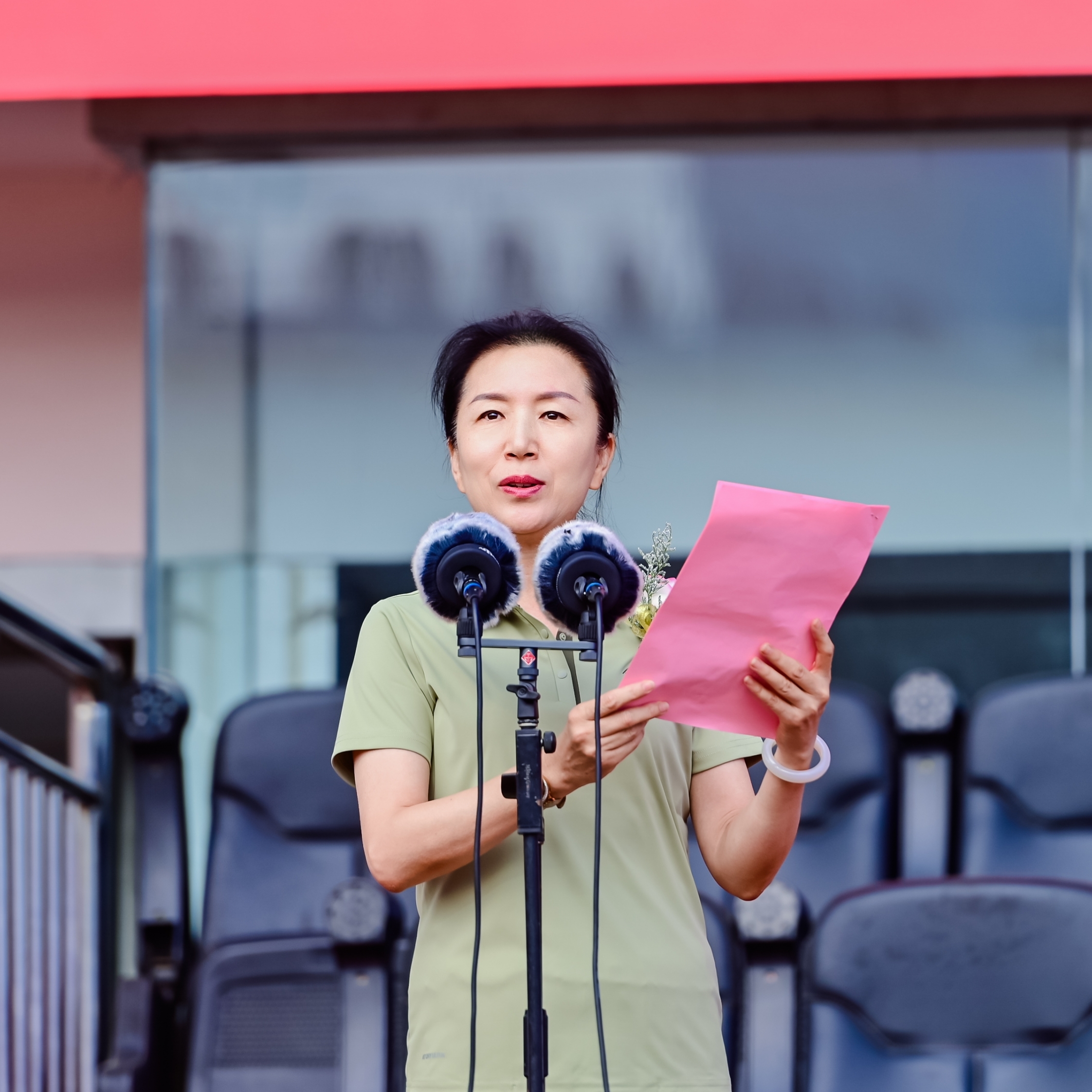 （图为集团党委委员、工会主席郭健主持大会）