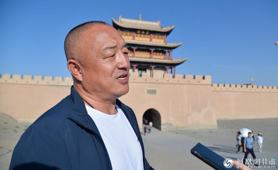 嘉峪关丝路(长城)文化研究院长城保护研究所所长张斌说，科技手段给长城保护工作带来了很大帮助。马斌 摄