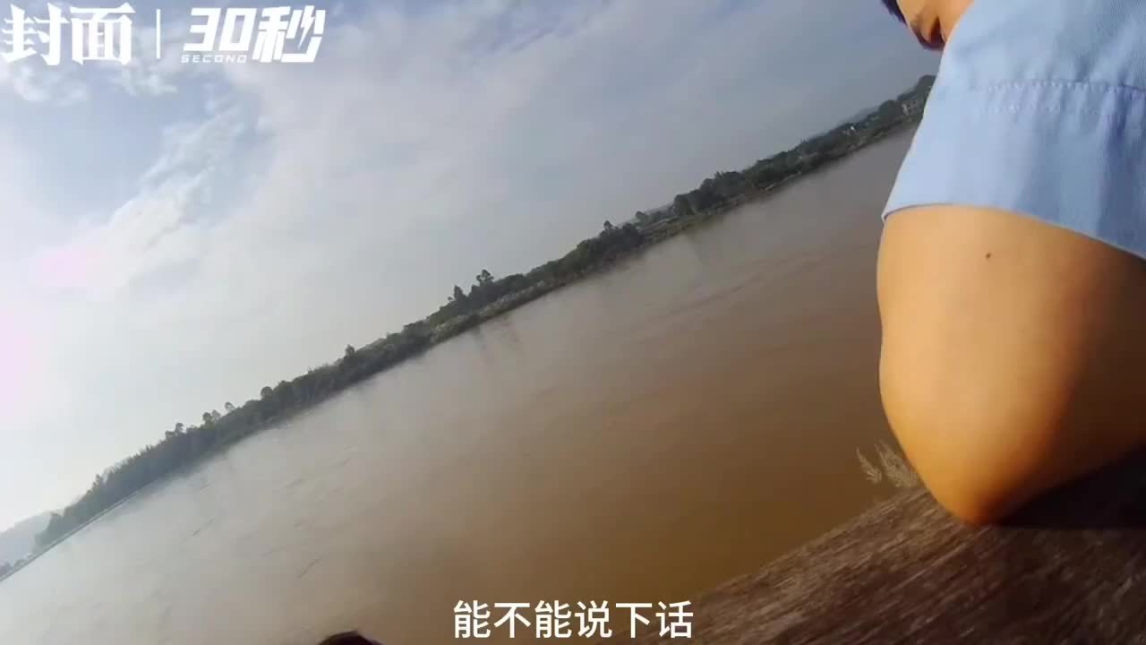 30秒｜女子欲割腕轻生 四川乐山交警递水瞬间夺刀救人