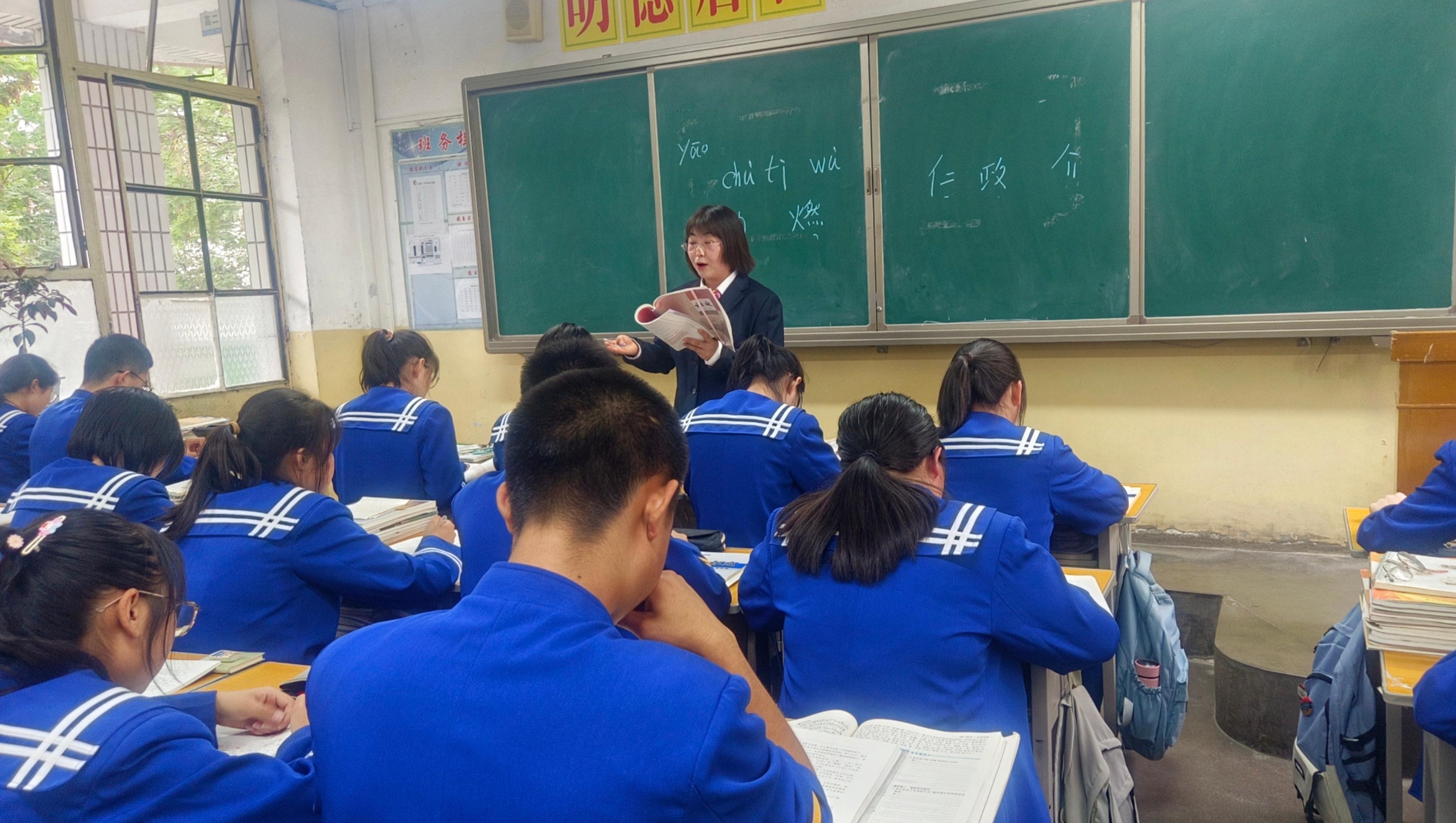 三尺讲台上的追梦人:匠心致传承 笔墨写春秋凤凰网甘肃_凤凰网