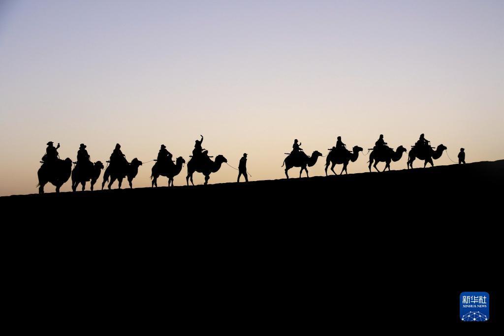 9月11日，游客在甘肃省敦煌市鸣沙山月牙泉景区游览。