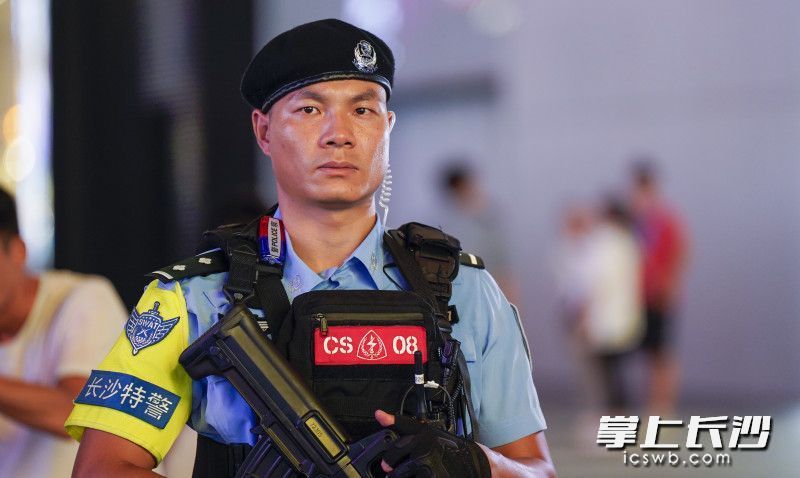 人流如潮的背后，是警察常见、警车常在、警灯常亮。