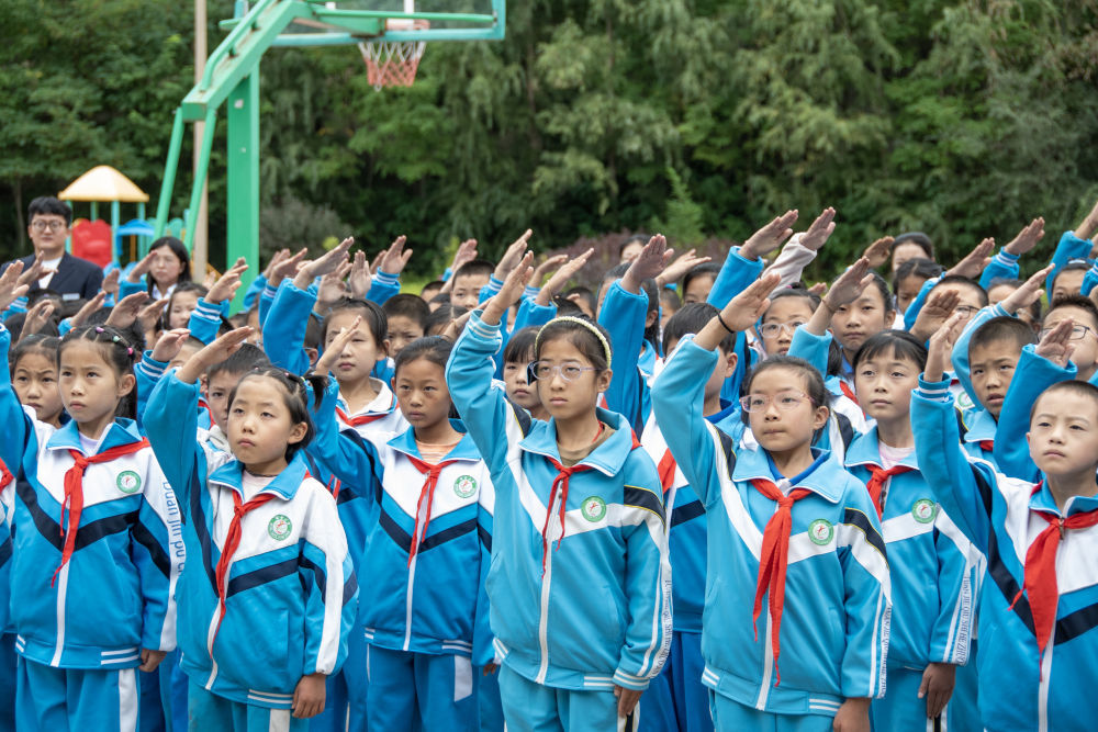 9月11日，明堂小学学生列队在升旗仪式上向国旗敬礼。（临洮县融媒体中心供图）