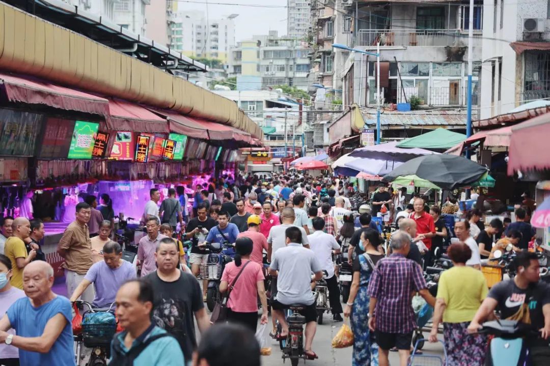 △沙园菜市场热闹场面。（图/林泽君）