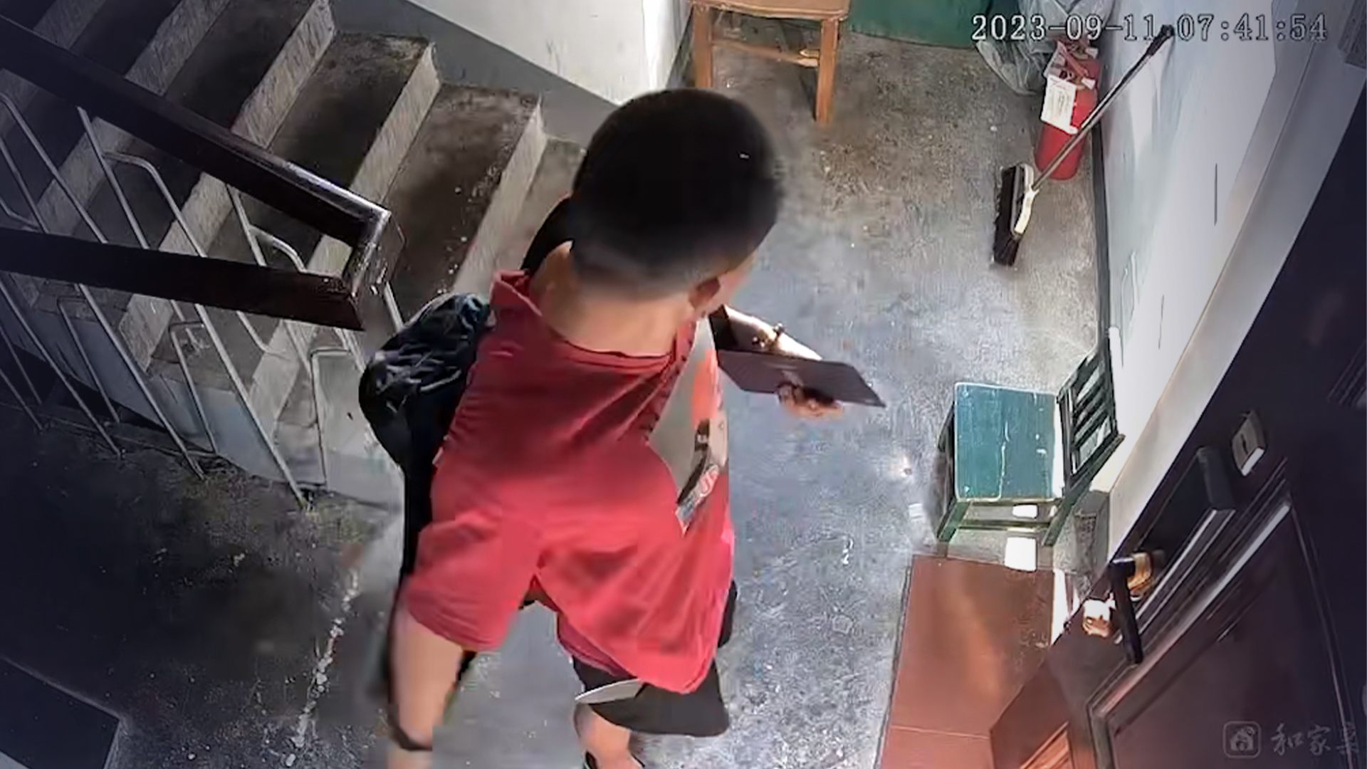 男子冒充快递员入室抢劫，屋内住户奋力反抗，警方通报：24岁犯罪嫌疑人已被刑拘