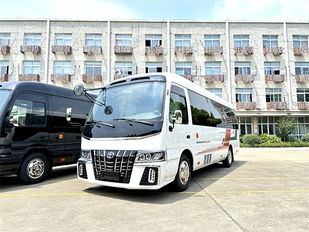 丰田考斯特11座豪华版,专为精英打造!_凤凰网汽车_凤凰网