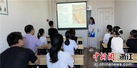 志愿者在社区开展白蚁防治讲座。 石予白 摄