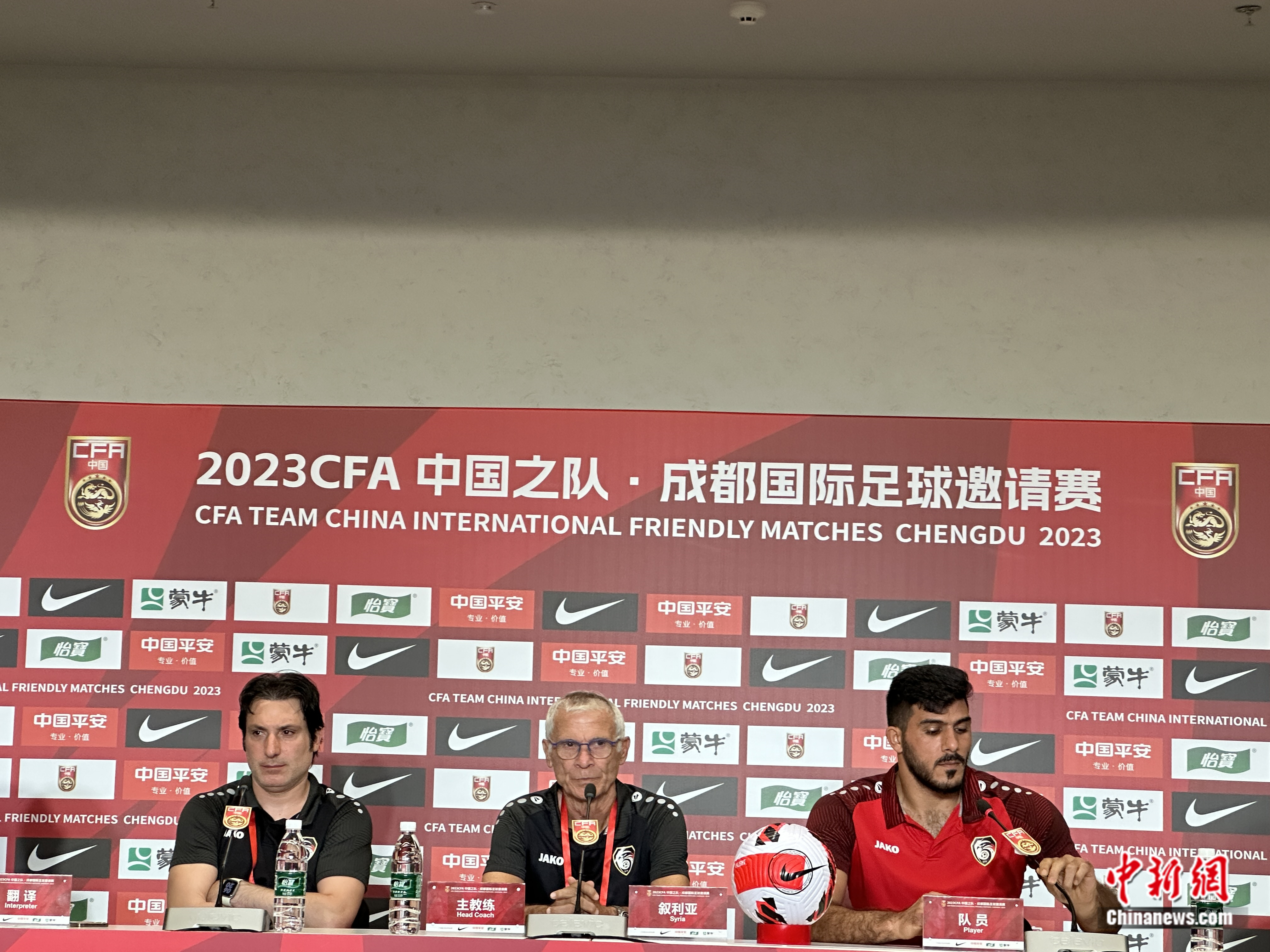 叙利亚队主帅库珀(中)。中新网记者 卞立群 摄