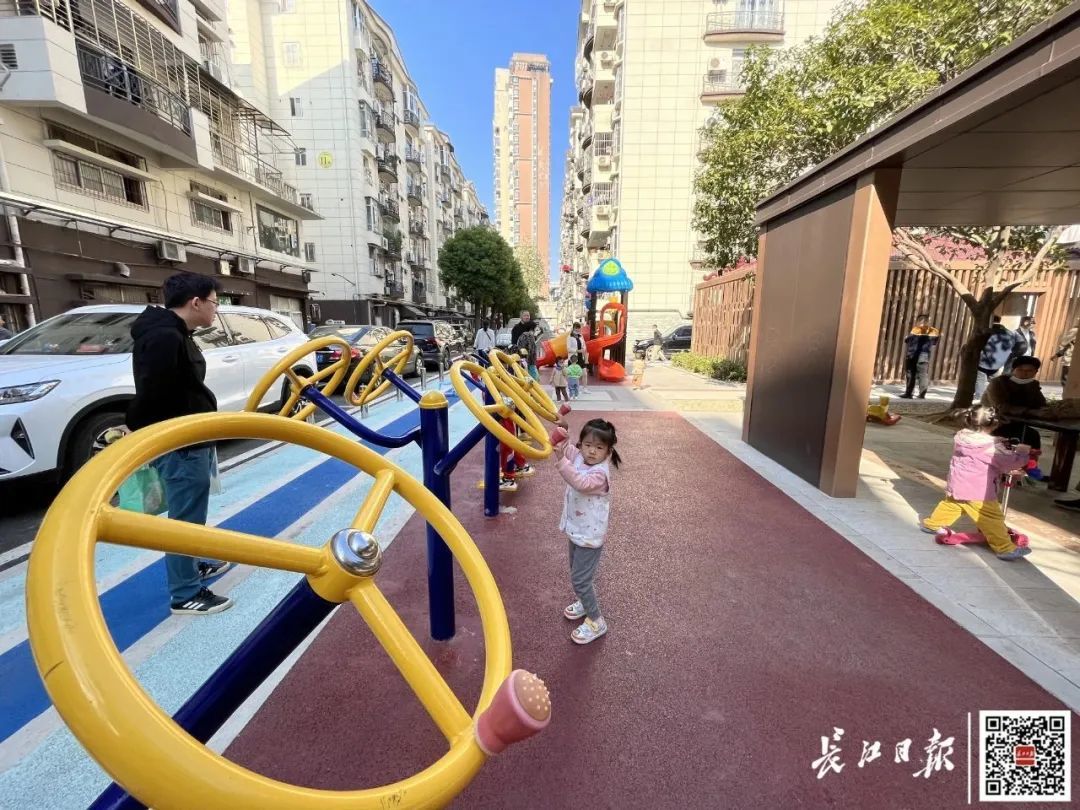 居民在改造后的小区口袋公园玩得很开心。记者冷靖华 摄