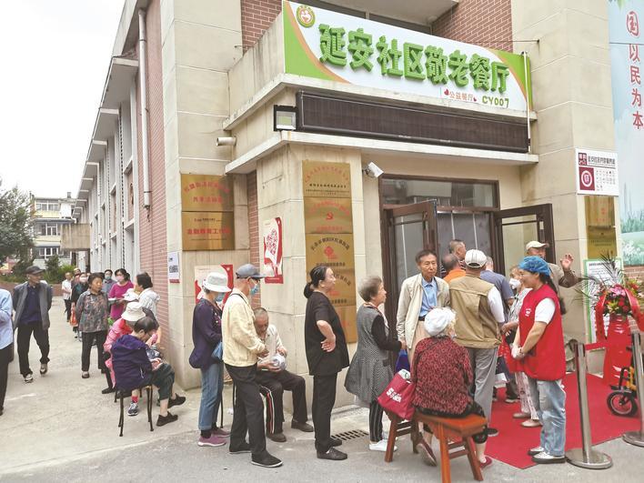 老人们排队等待就餐