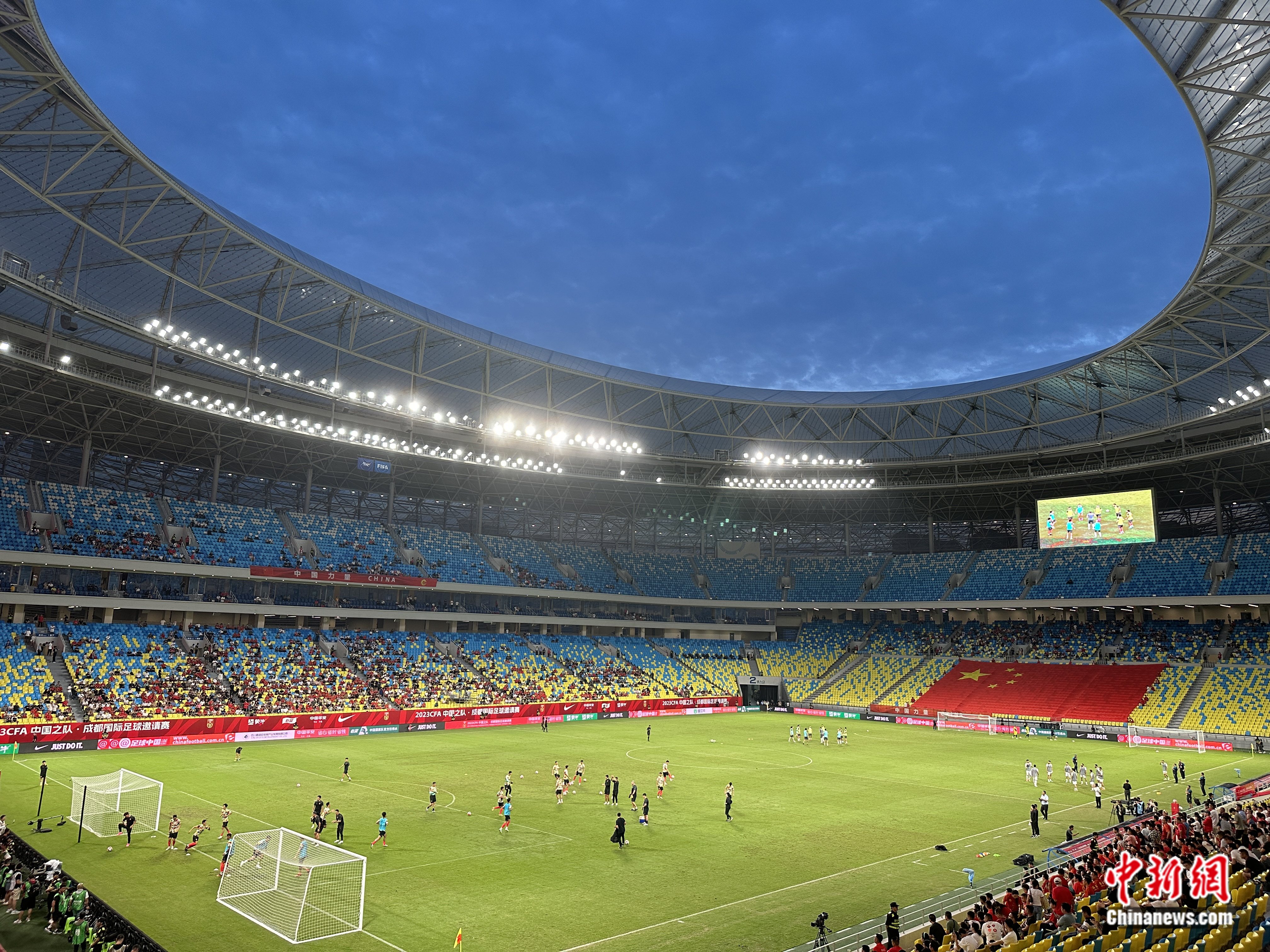 国足在赛前热身训练中。中新网记者 卞立群 摄