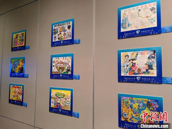 图为网络安全书画作品展。记者 刘鹏 摄