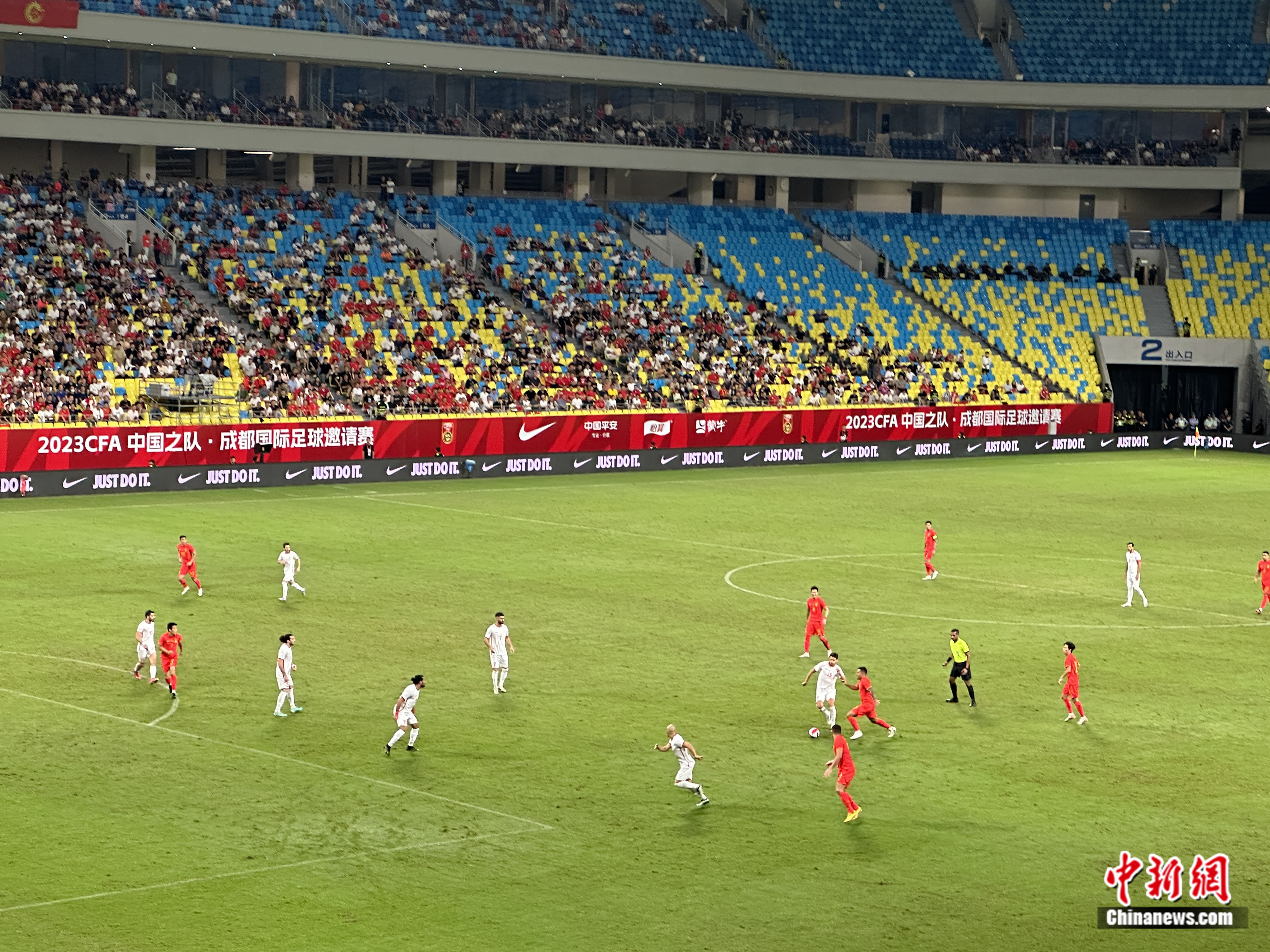 国足在比赛中。中新网记者 卞立群 摄