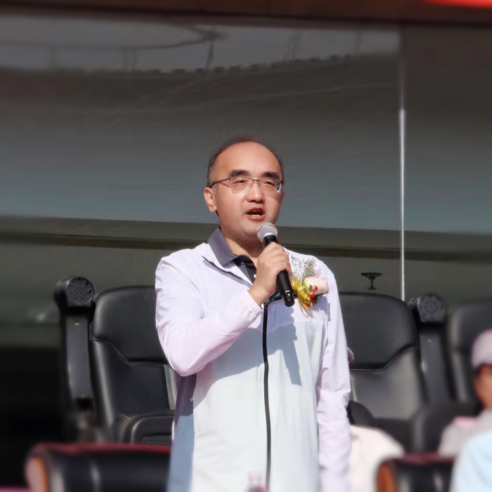 （图为集团党委书记、董事长李蔚宣布大会开幕）