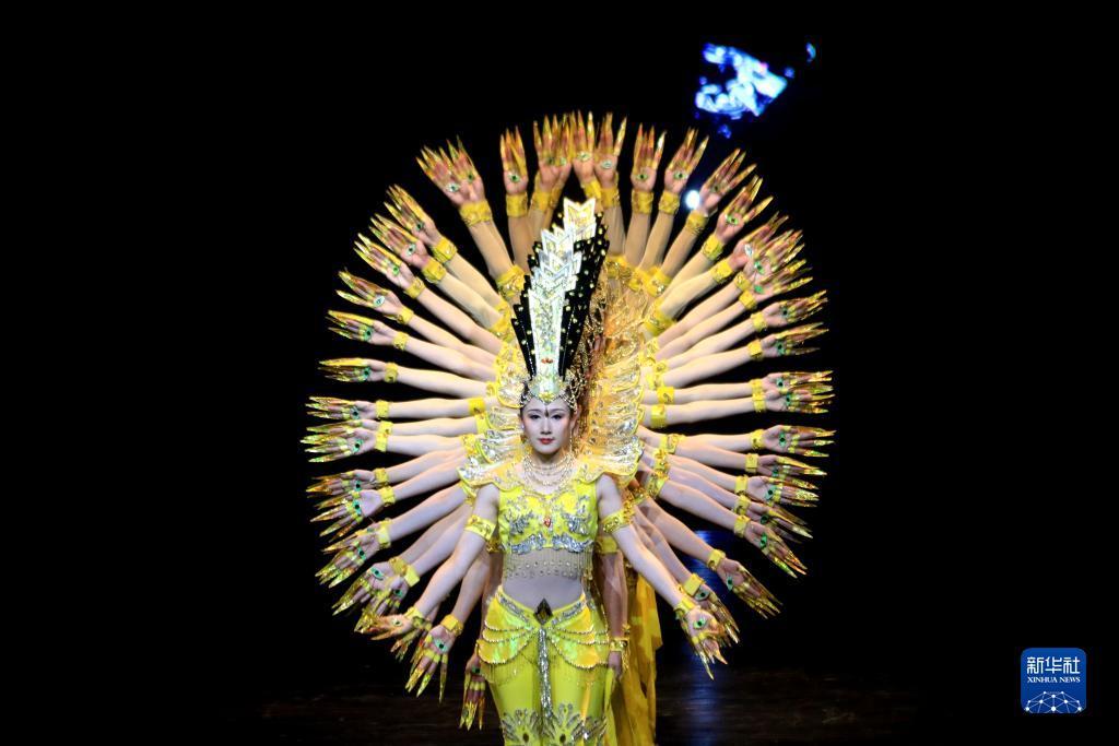 9月10日晚，在甘肃敦煌大剧院，演员在大型情景音画剧《千手千眼》中表演。