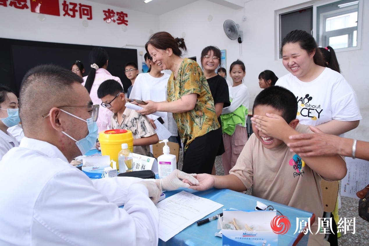 检验科医生为孩子指尖采血