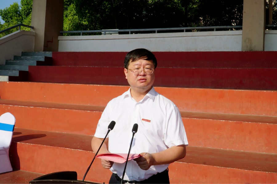 党委副书记、校长殷剑致辞