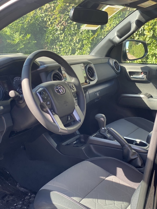 全新22款平行进口丰田塔库玛内饰没有发生变化,只是升级了智能互联