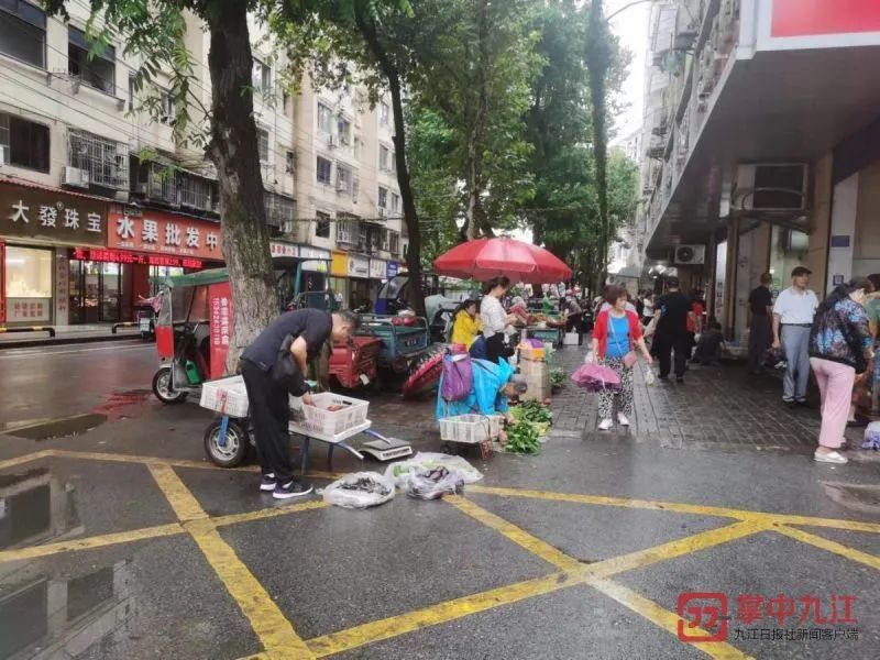 九江三里街菜场流动摊贩致通行不便 相关部门回应