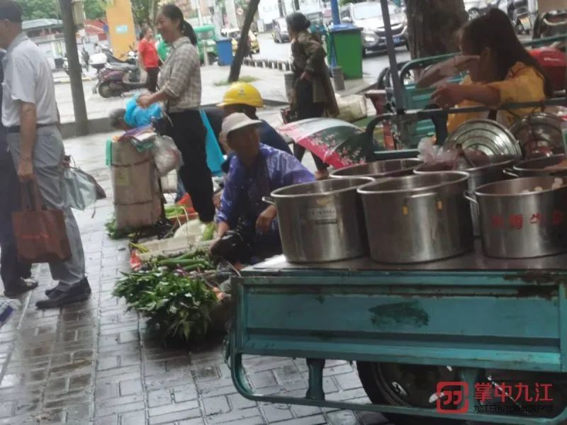 九江三里街菜场流动摊贩致通行不便 相关部门回应