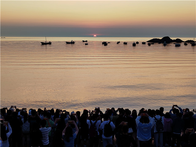 “到半月湾看日出”热门话题吸引全国各地游客来威打卡半月湾。