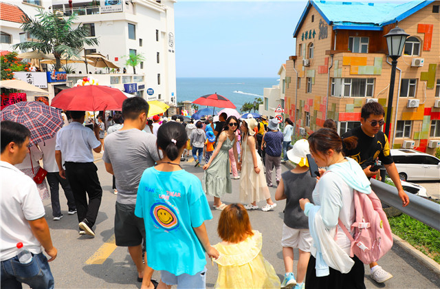 火炬八街人流如潮。