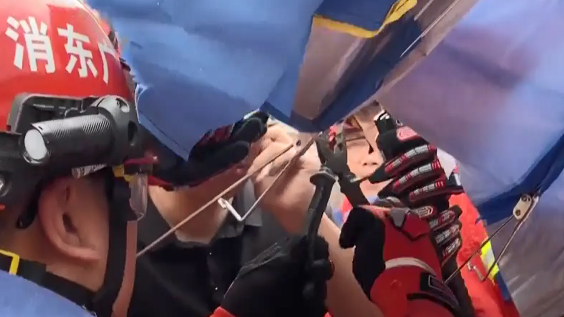 看着都痛！广州白云一男子被摩托车雨伞勾住眼皮，消防紧急救援