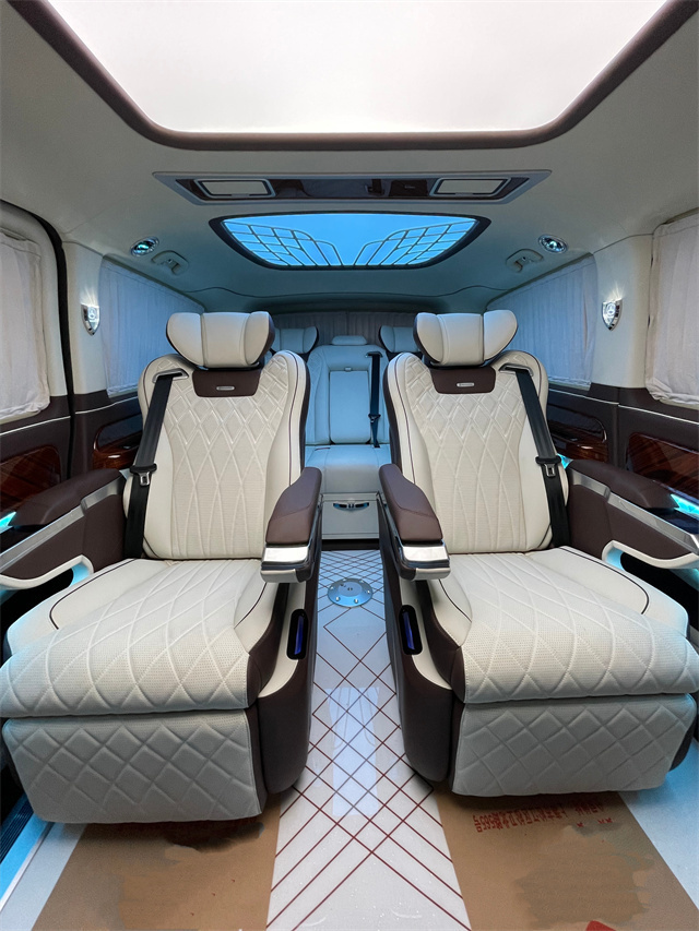 奔驰威霆巴赫vs680第二排座椅配置了两个宽大的航空头等舱座椅,完美