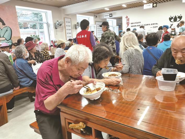 肖阿姨和老伴儿姜先生