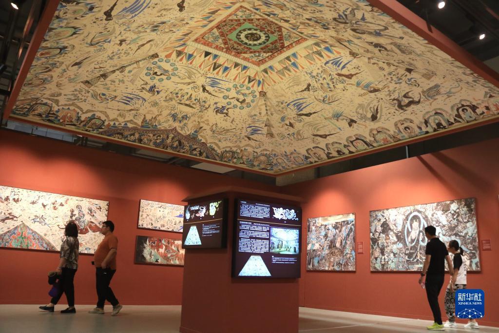 9月10日，游客在甘肃敦煌国际会展中心参观敦煌文化主题展。