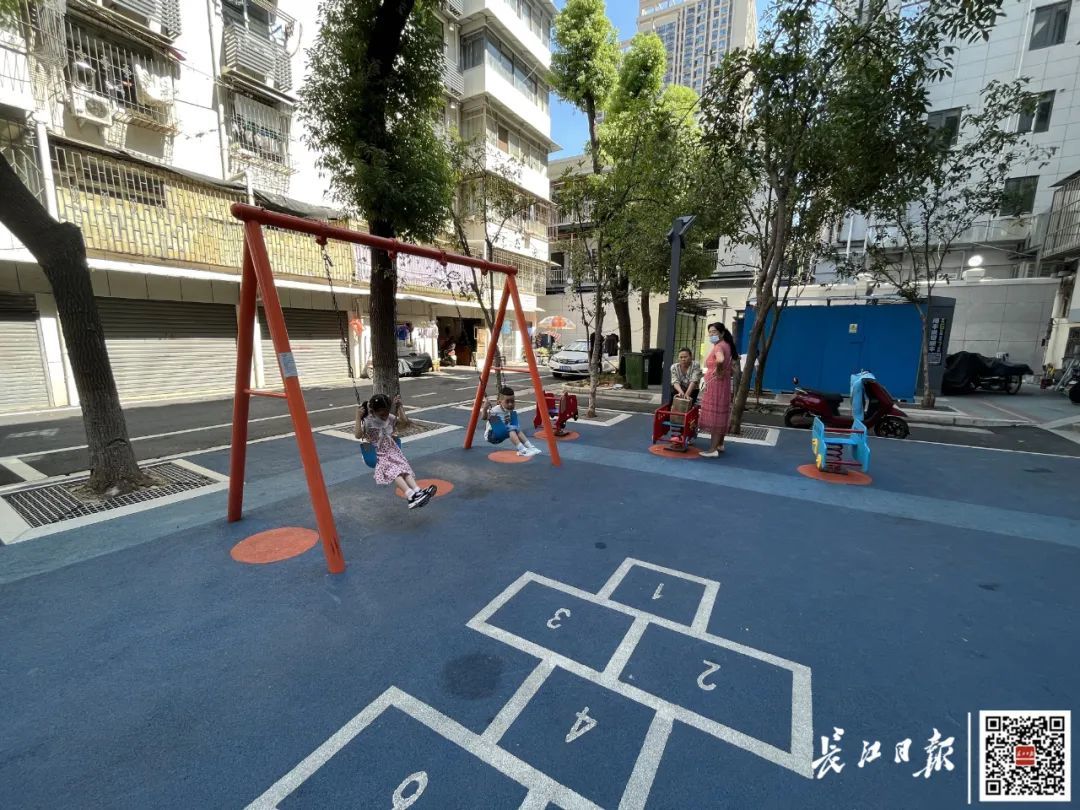 附近居民都喜欢来泰格公寓游乐园玩。记者冷靖华 摄