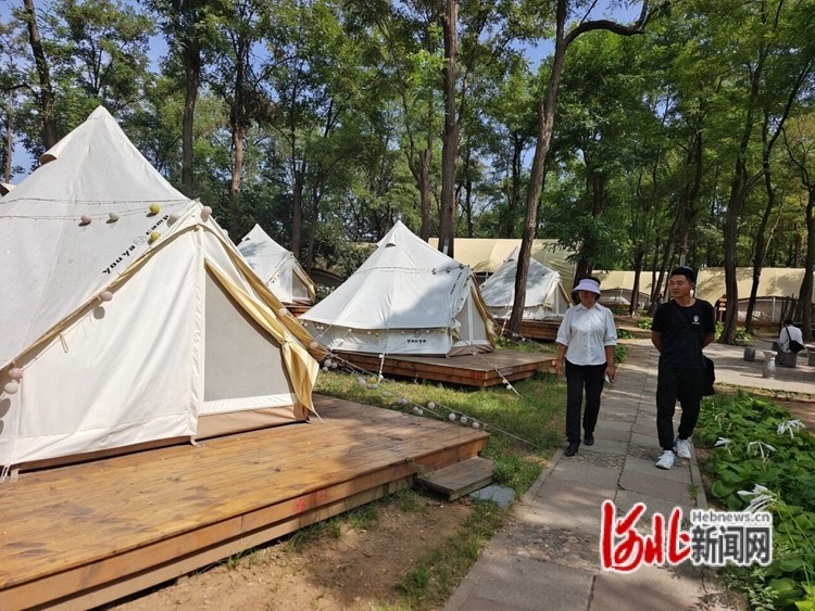 9月11日，位于老龙头景区的一处野奢营地，各种样式的帐篷吸引了游客目光。河北日报记者张辉摄