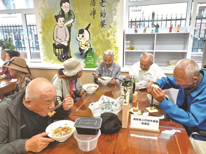老人们在就餐 本组图片 城市晚报全媒体记者 陆续 摄